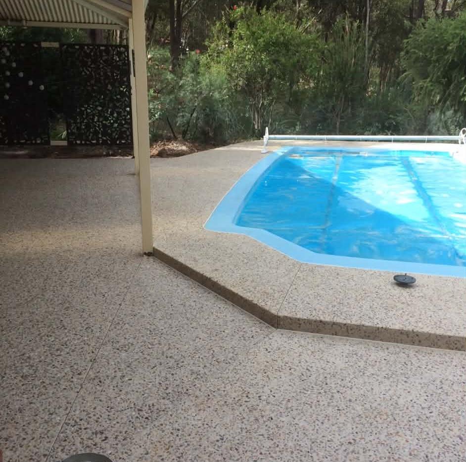Exposed aggregate pool surround